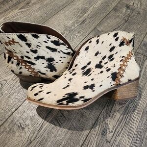 Womens Size 6 Naughty Monkey All Roads Beige/Black Calf Hair Ankle Booties